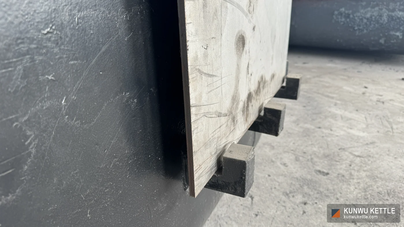 Close up of a galvanizing kettle flange edge and the wall-to-flange weld