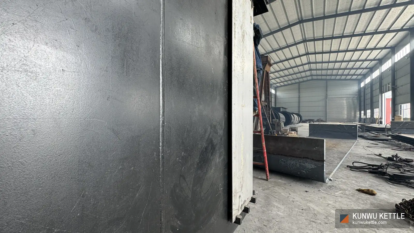 Vertical butt weld running the full height of a galvanizing kettle wall